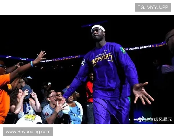 夸梅：布朗尼在主场比赛中表现得如同被车灯照射的迷茫鹿